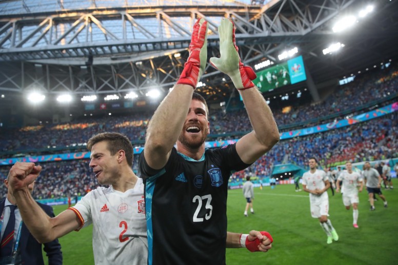 Unai Simón festeja la clasificación de España para semifinales de la Eurocopa