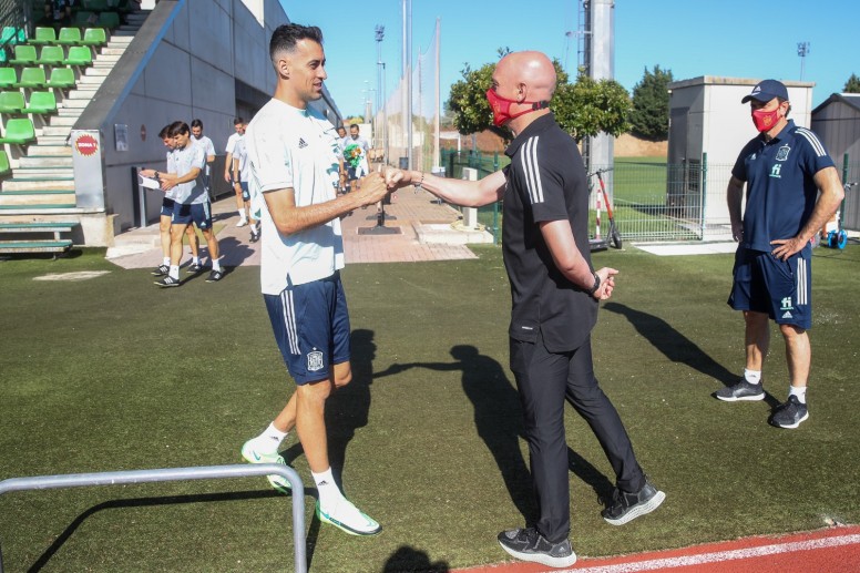 El presidente de la RFEF saluda a Sergio Busquets antes del entrenamiento en la Ciudad del Fútbol