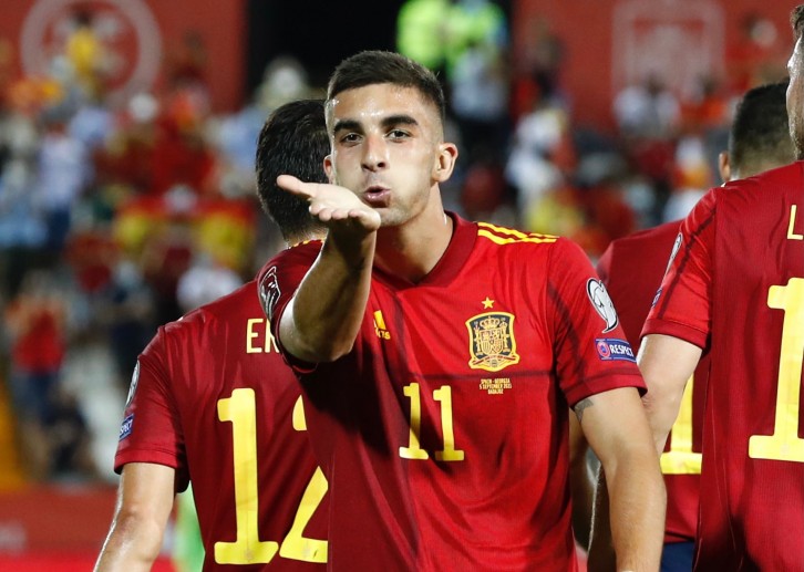 Ferran Torres celebra su gol en Badajoz