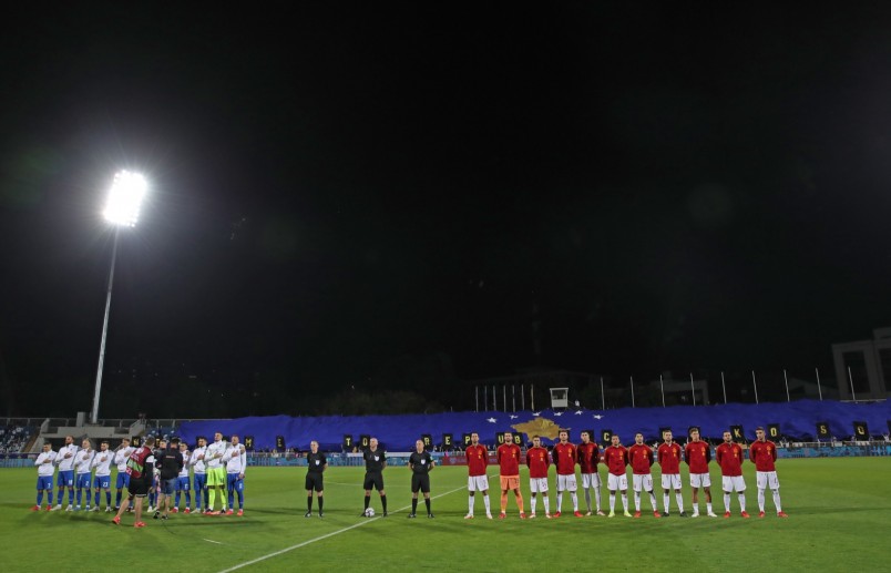 Los jugadores de la Selección española durante los instantes previos al duelo de Pristina