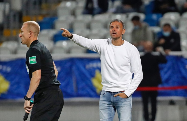 El seleccionador nacional, Luis Enrique Martínez, da instrucciones durante el partido de Pristina