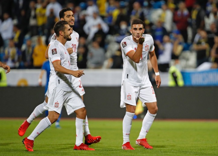 Ferran Torres festeja el segundo gol de España en Pristina
