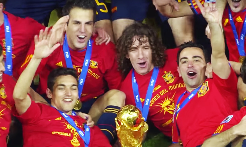 Xavi Hernández celebra con sus compañeros el Mundial de Sudáfrica 2010