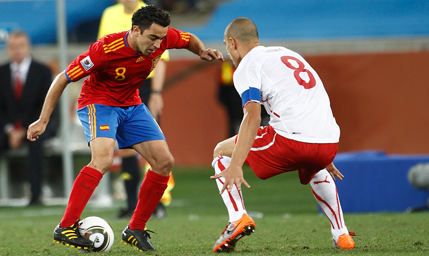 Xavi controla un balón ante Suiza