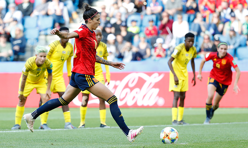 Jennifer Hermoso ejecuta uno de sus dos penaltis