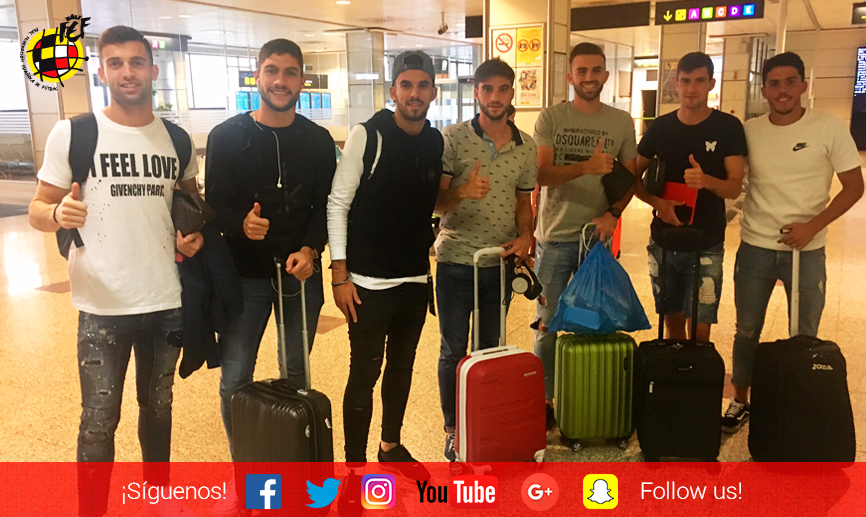 Los jugadores de la Selección española Sub-21 a su llegada de Estonia