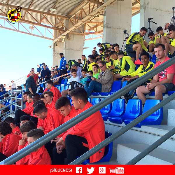 Otros equipos viendo el partido