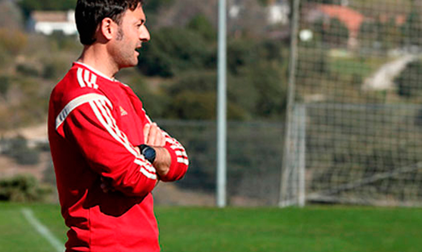 Santi Denia dirigiendo un entrenamiento