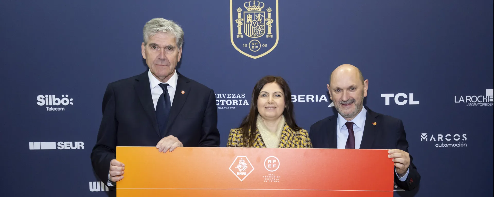 Entrega en Mestalla a la la alcaldesa de Paiporta 