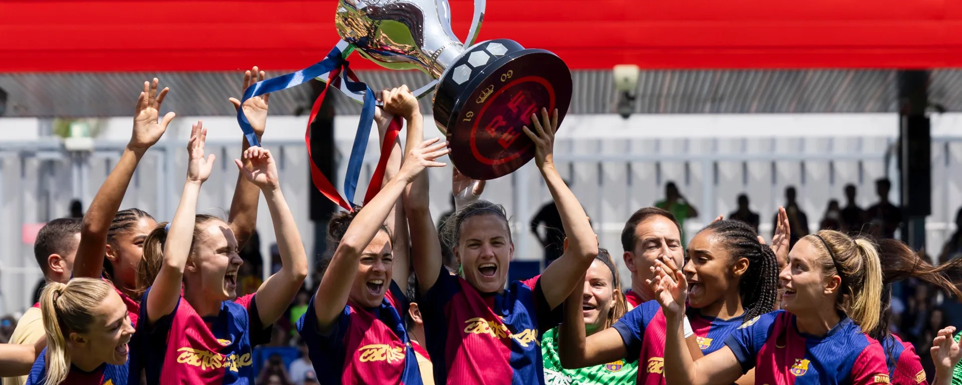 Entrega del trofeo al FC Barcelona