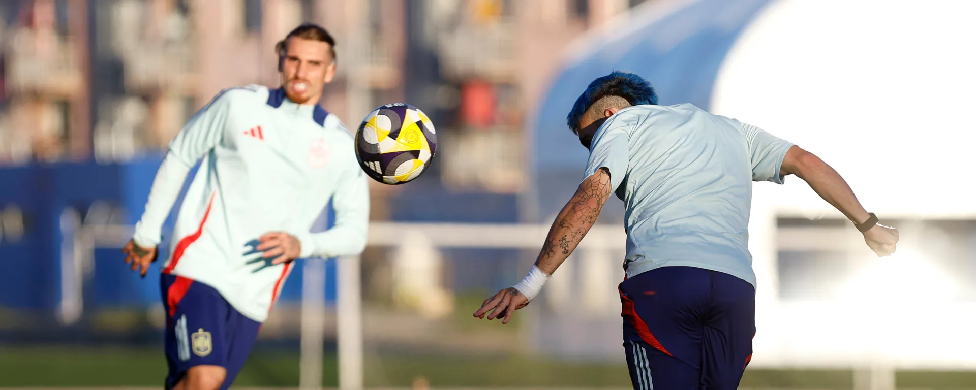 Mella remata de cabeza un centro de Iker Bravo