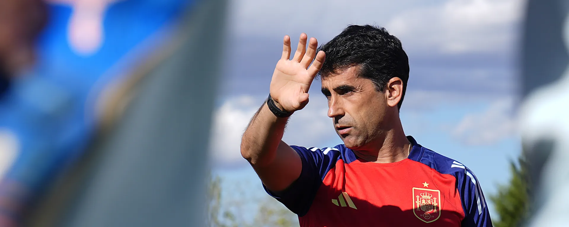 Paco Gallardo dirigiendo un entrenamiento