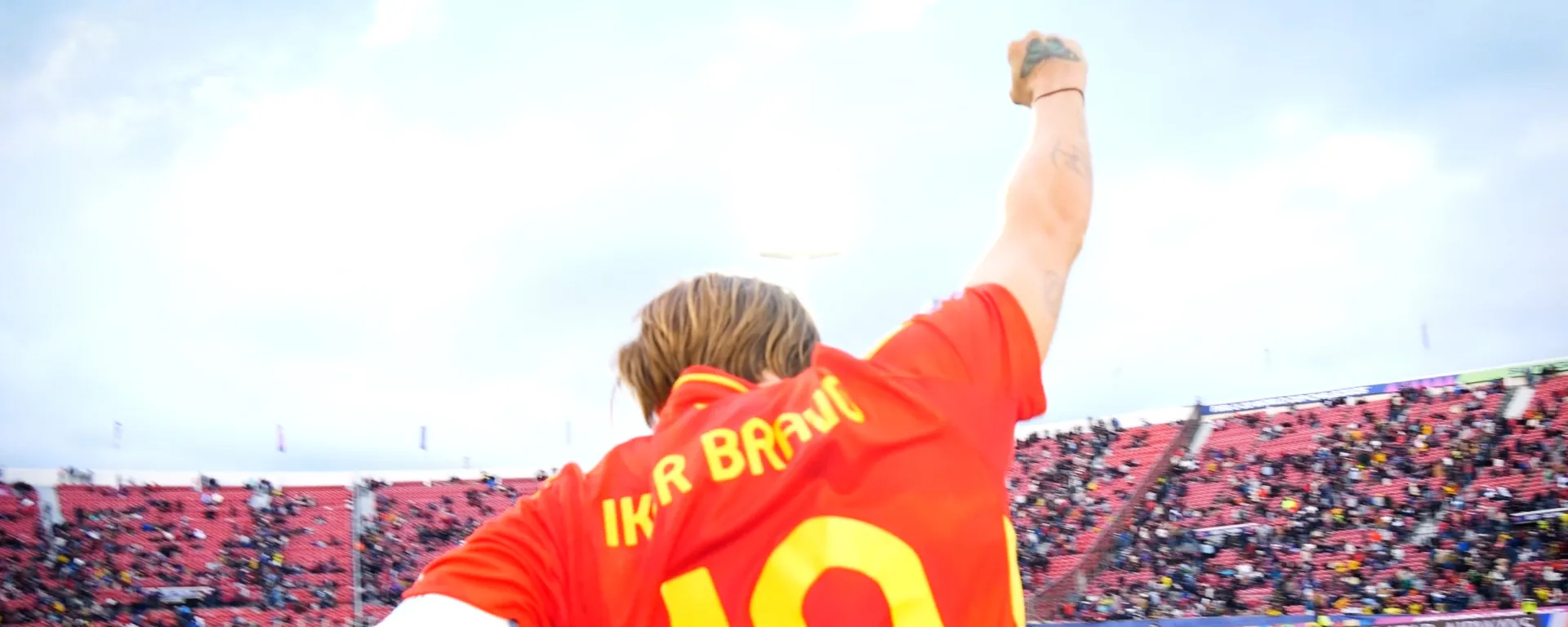 Iker Bravo puño