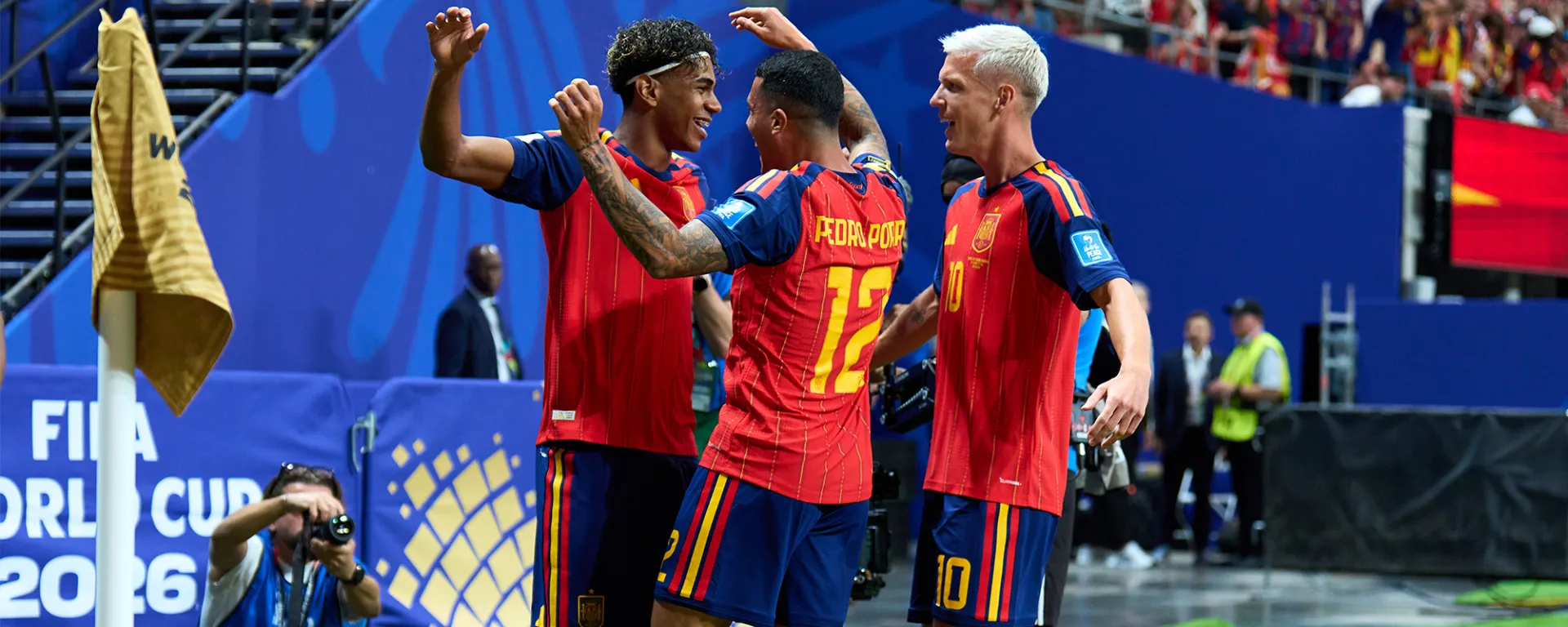 Abrazo gol España - Arabia Saudí