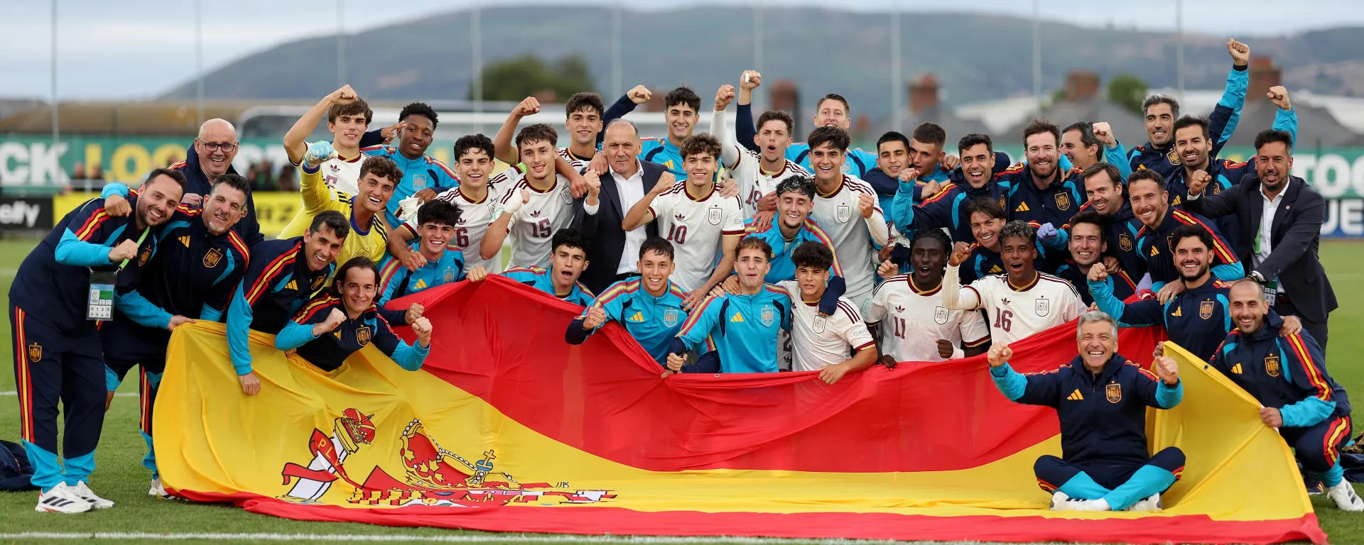 Los jugadores celebran el triunfo