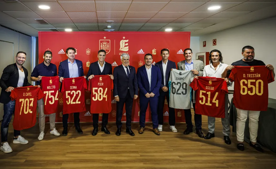 Pedro Rocha acompaña a Leyendas España en Sevilla | www.rfef.es