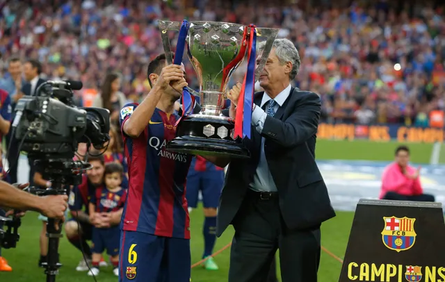 El Presidente de la RFEF entrega el trofeo de campeón al FC Barcelona ...