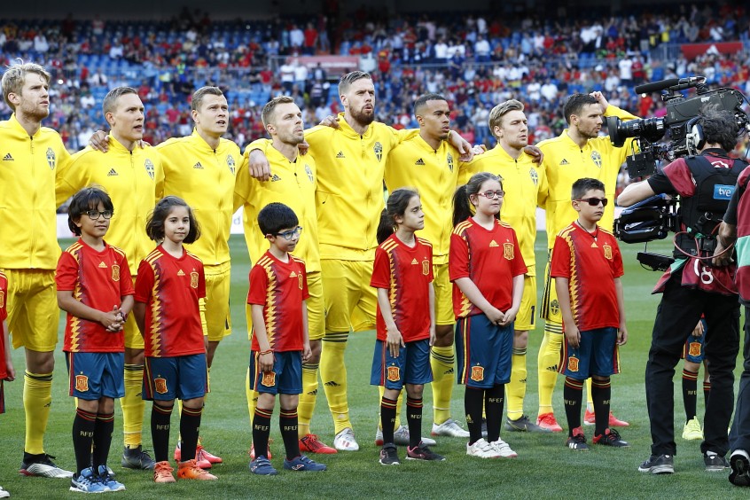 dólar estadounidense Médula tornillo Niños invidentes, junto a la Selección española en la salida al Santiago  Bernabéu frente a Suecia | rfef.es
