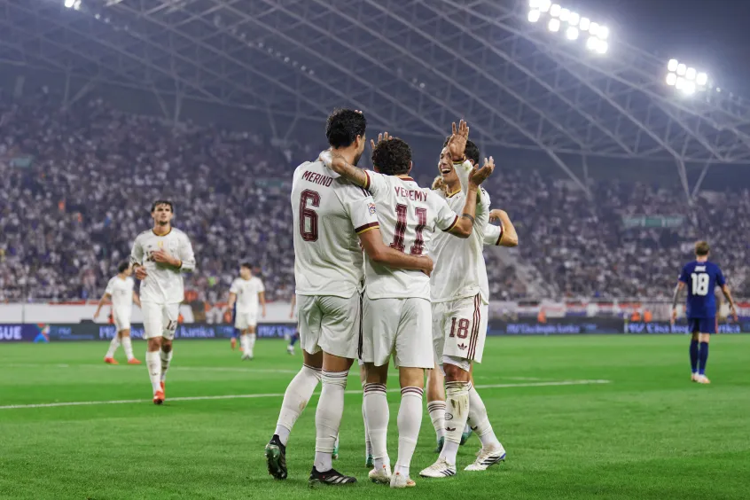 Mikel Merino akishangilia na wachezaji wenzake wa Spain baada ya kufunga dhidi ya Croatia, Stadion Poljud, Split