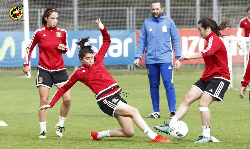 Lucía García pelea por el balón 