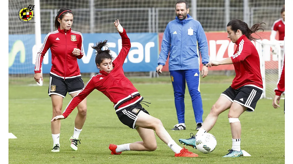 Lucía García pelea por el balón 
