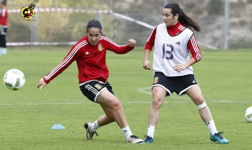 Ainoa y Lucía pelean por el balón 
