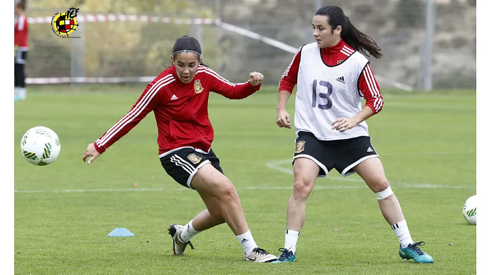 Ainoa y Lucía pelean por el balón 