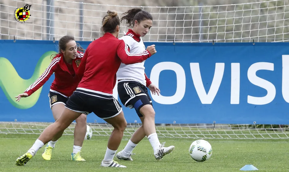 Nahikari García controla el esférico