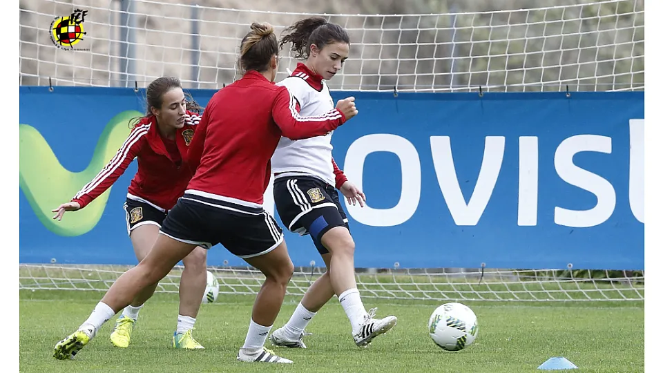 Nahikari García controla el esférico
