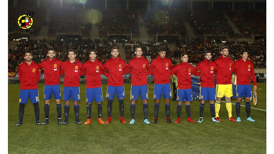Los once jugadores de la Sub-21 cuando suena el himno