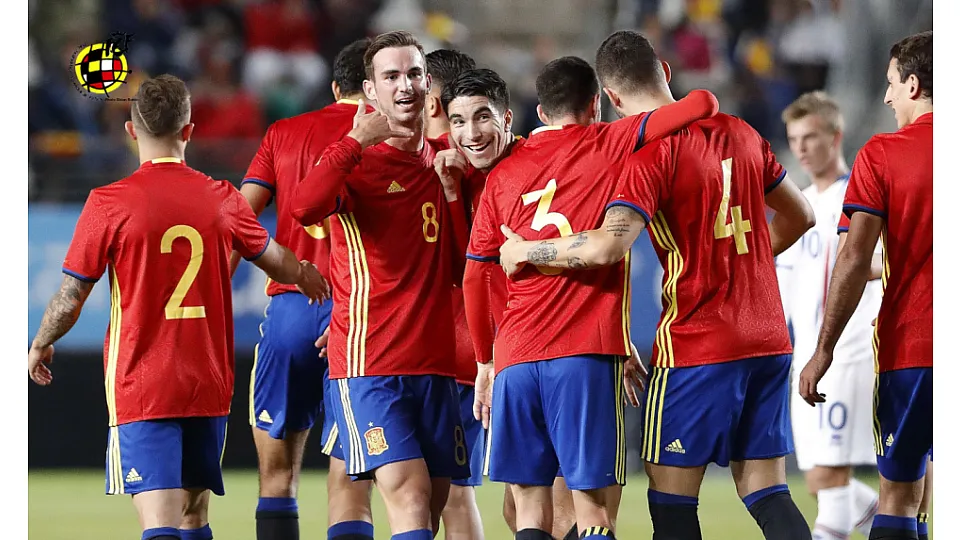 Los jugadores celebran el gol de Fabián Ruiz