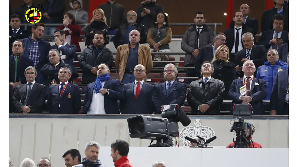 El palco de autoridades durante los himnos nacionales de España e Islandia