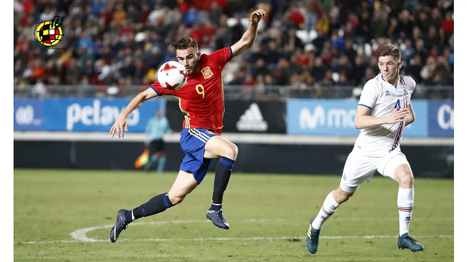 Borja Mayoral controlando el balón