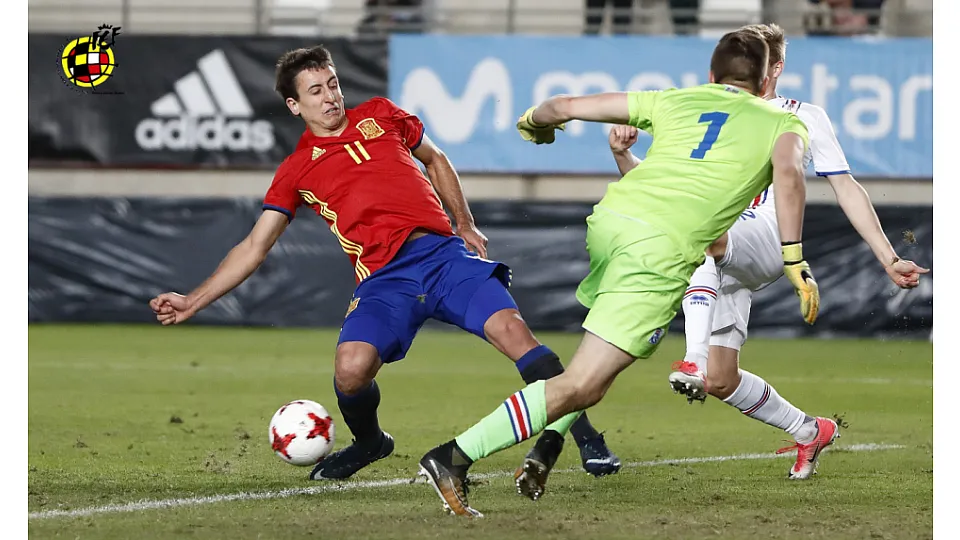 Mikel Oyarzabal en una acción del partido