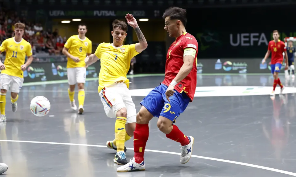 España venció a Rumanía por 9-0 en el debut en el Europeo Sub-19 de fútbol sala.