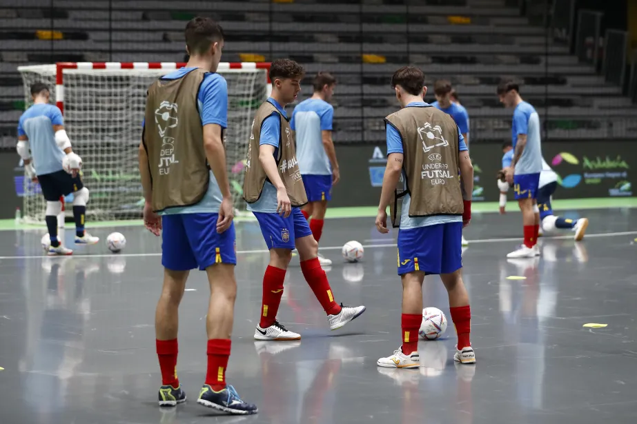 España venció a Rumanía por 9-0 en el debut en el Europeo Sub-19 de fútbol sala.