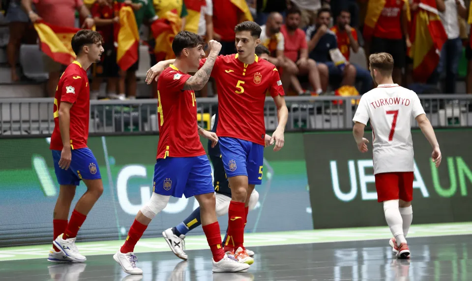 La Selección Española Sub-19 de fútbol sala, ante Polonia.
