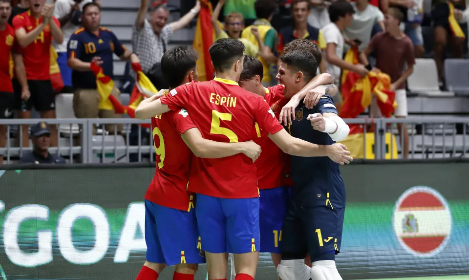 La Selección Española Sub-19 de fútbol sala, ante Polonia.
