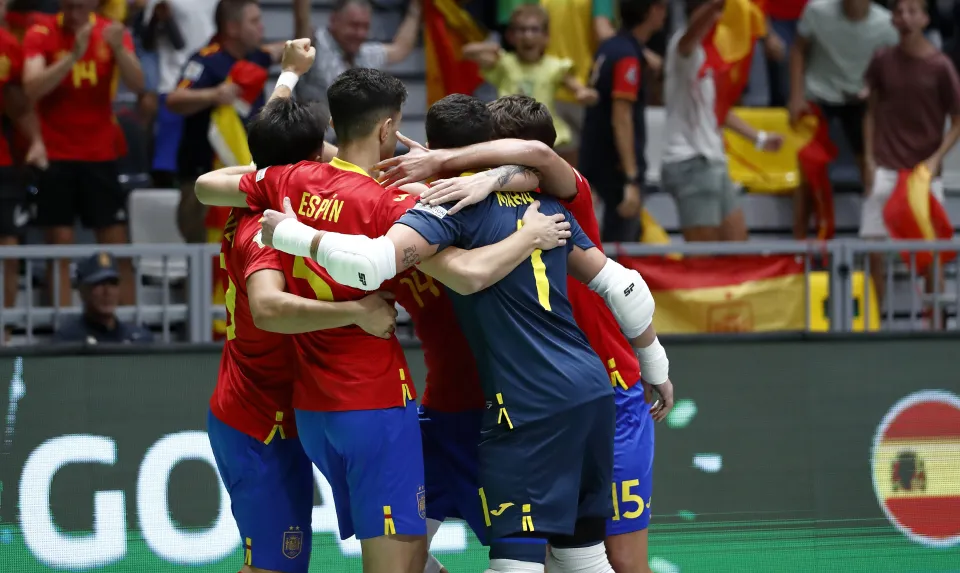 La Selección Española Sub-19 de fútbol sala, ante Polonia.
