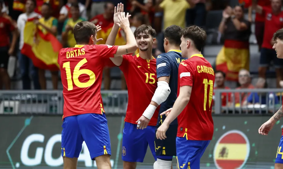 La Selección Española Sub-19 de fútbol sala, ante Polonia.