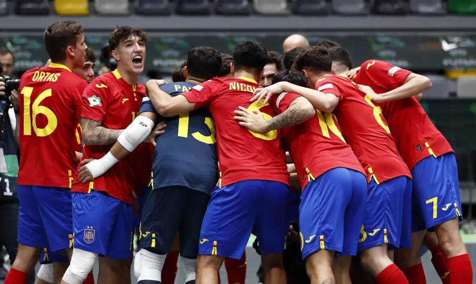 La Selección Española Sub-19 de fútbol sala, ante Polonia.