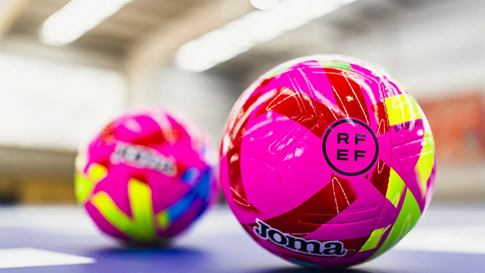 Balones oficiales de la RFEF sobre una pista de fútbol sala