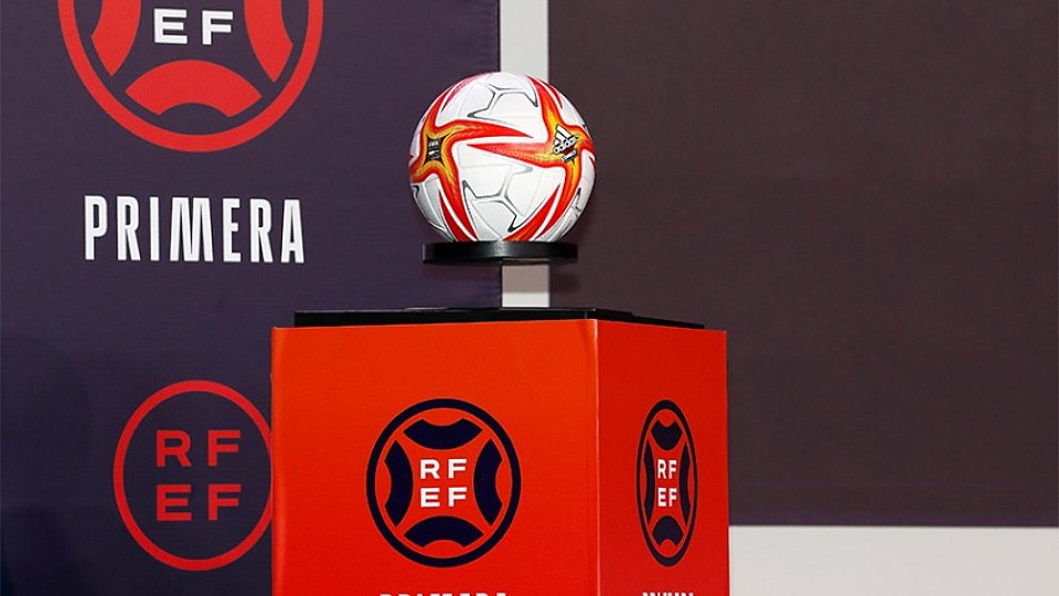 La Real Federación Española de Fútbol presenta el balón RFEF de adidas www.rfef.es