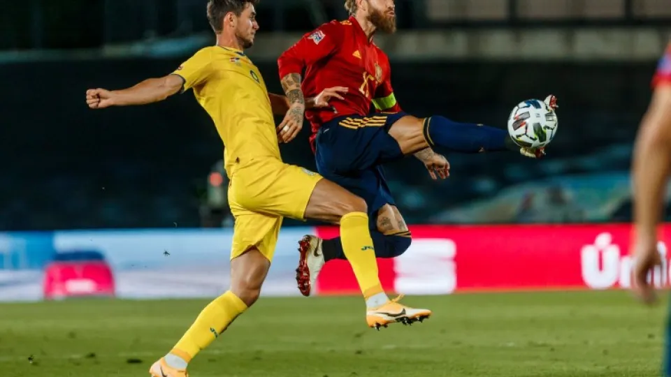 Ramos pelea por un balón en el partido de ida