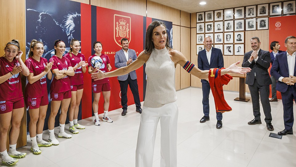 Queen Letizia pays a visit to the Women's National Team: You have the  support of an entire country | www.rfef.es/en