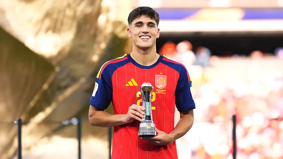 Pau Cubarsí recibe el premio al Mejor Jugador Joven de la FIFA