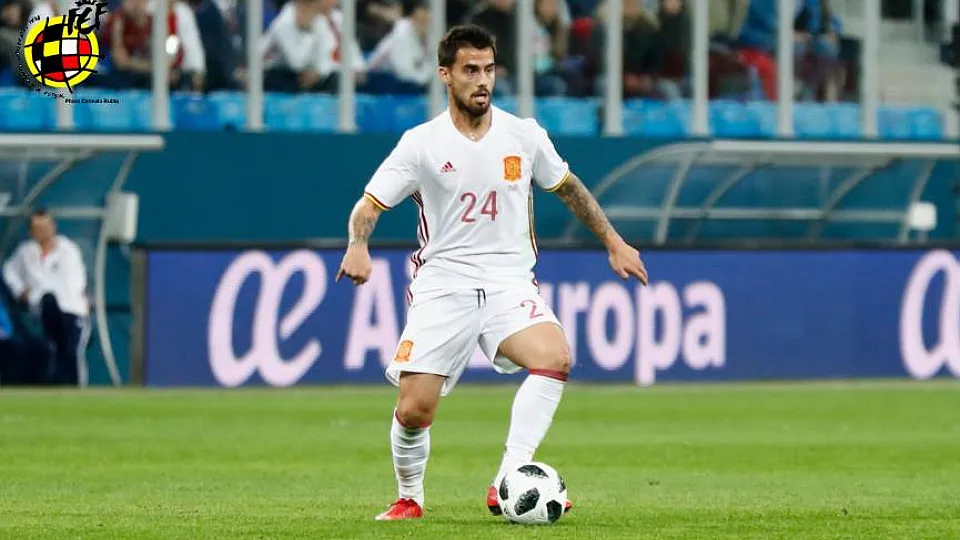 Suso controla un balón