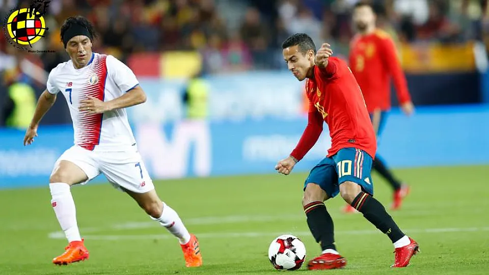 Thiago Alcántara juega un balón en un encuentro de la selección española 