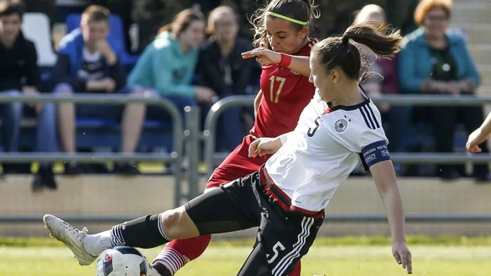 María Blanco intenta zafarse de una rival alemana