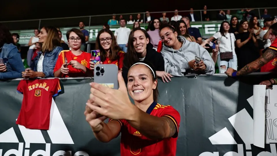 Claudia Zornoza, con los aficionaos en Las Rozas